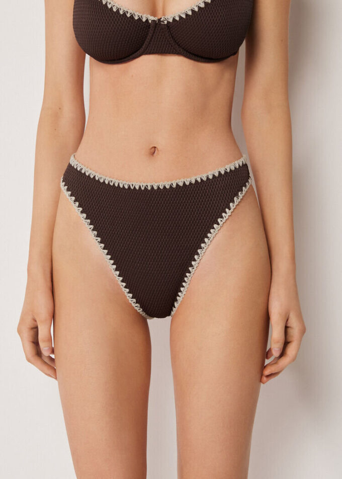 High Waist Brazilian bikinibroekje met tweekleurig borduursel