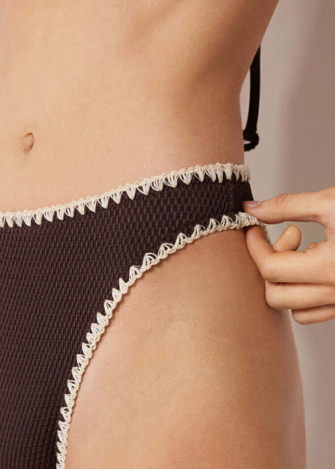 High Waist Brazilian bikinibroekje met tweekleurig borduursel