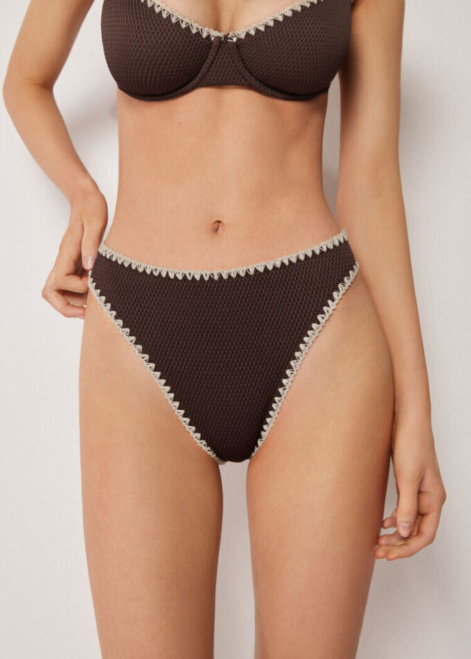 High Waist Brazilian bikinibroekje met tweekleurig borduursel