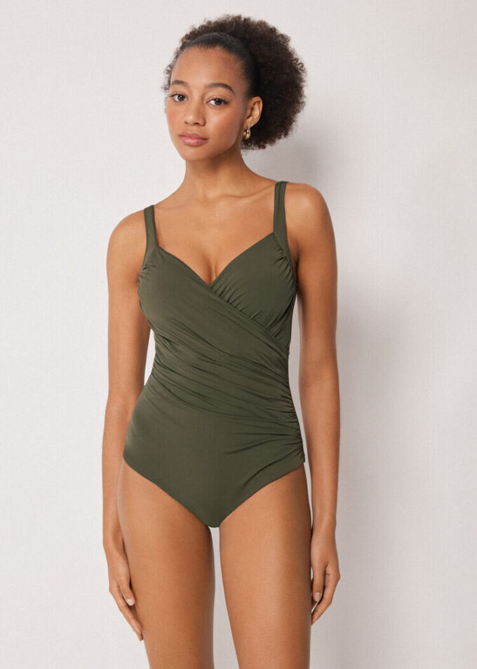 Slankmakend eendelig zwempak met elegante drapering