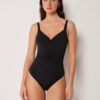 Slankmakend eendelig zwempak met elegante drapering