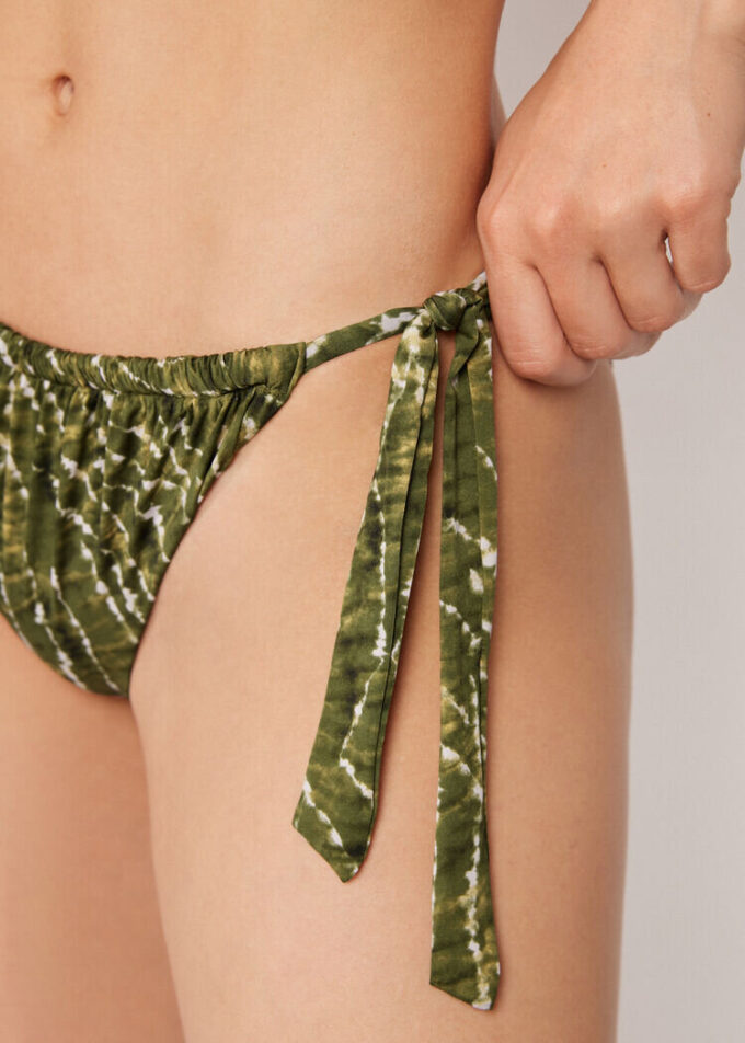 Strikzwembroekje in natuurlijke tie-dye