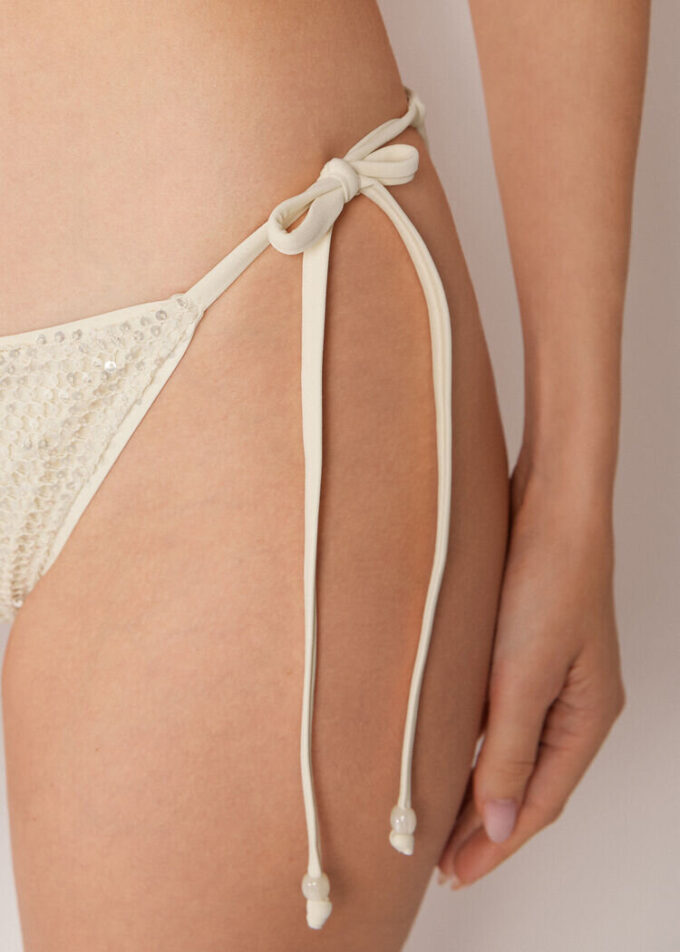 String-bikini-broekje met pailletten en netstof