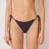 String-bikini-broekje met tweekleurig borduursel