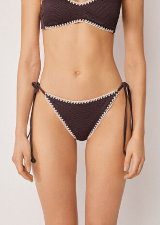 String-bikini-broekje met tweekleurig borduursel