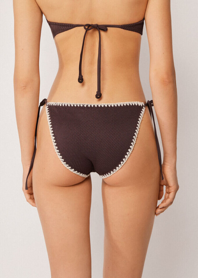 String-bikini-broekje met tweekleurig borduursel