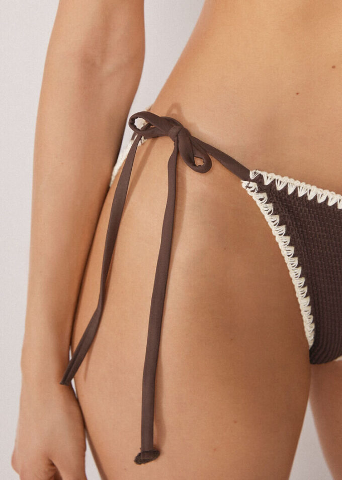 String-bikini-broekje met tweekleurig borduursel