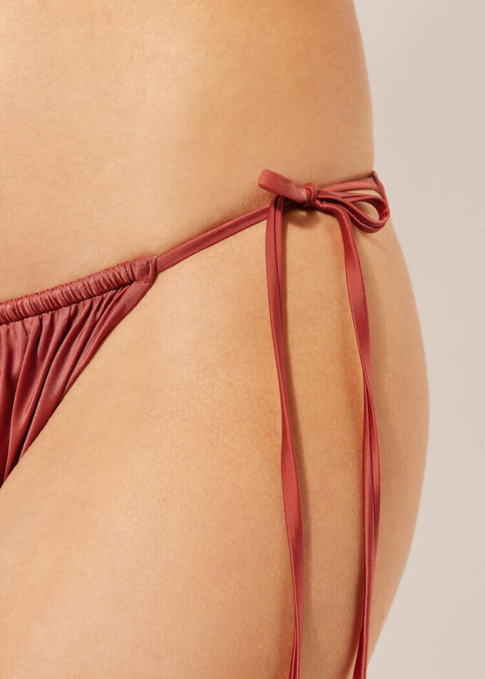 String-bikini-broekje van glanzend satijn