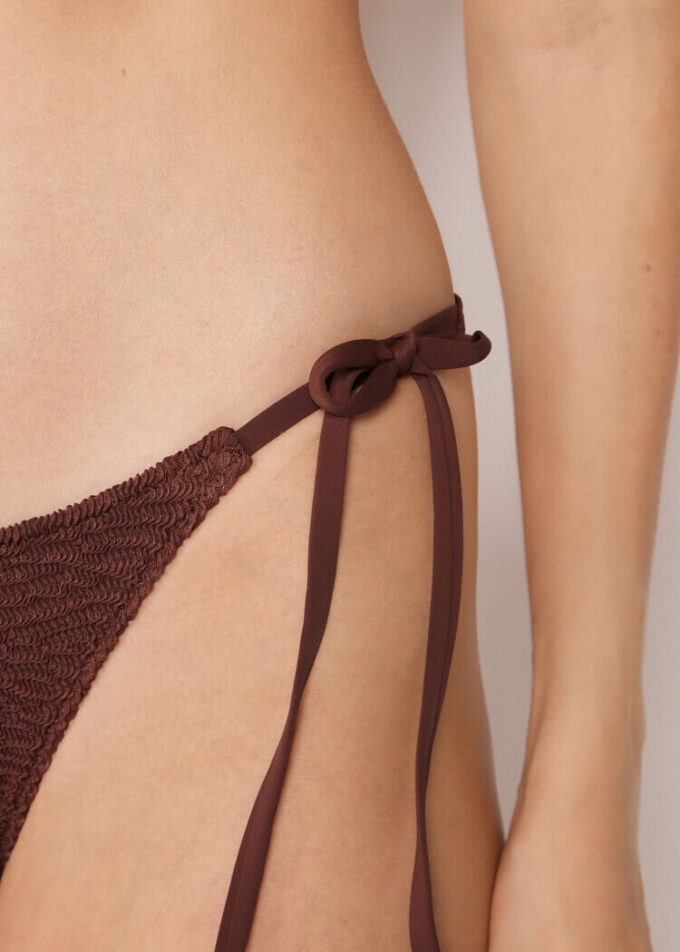 String-zwembroekje met gekreukelde golven