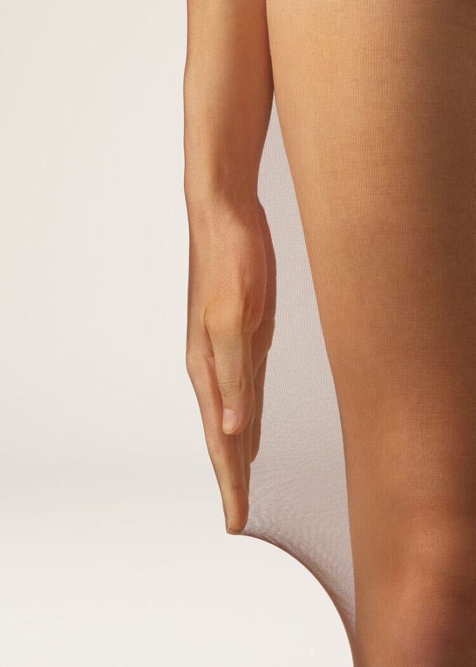 Transparante, matte, volledig onzichtbare 20 denier panty